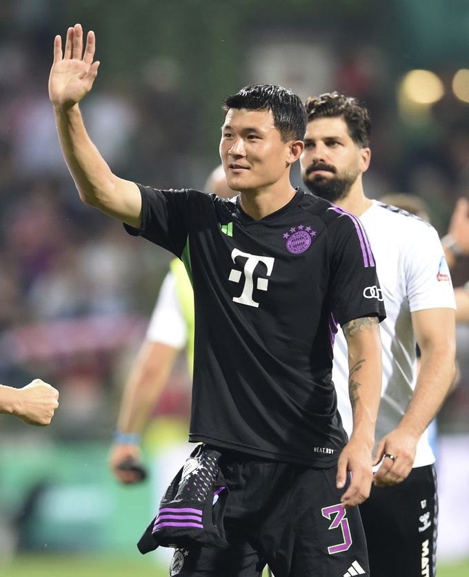 김민재가 경기 후 관중들에게 손을 흔들고 있다. 사진=AP/뉴시스