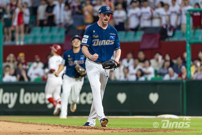 NC 에릭 페디가 투구를 마치고 마운드를 내려오며 포효하고 있다. 사진=NC다이노스 제공