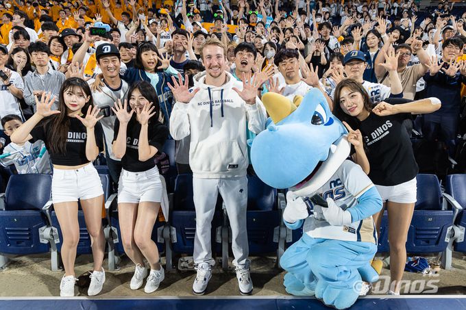 수훈 선수로 선정된 NC 에릭 페디(가운데)가 팬들과 기념촬영하고 있다. 사진=NC다이노스 제공