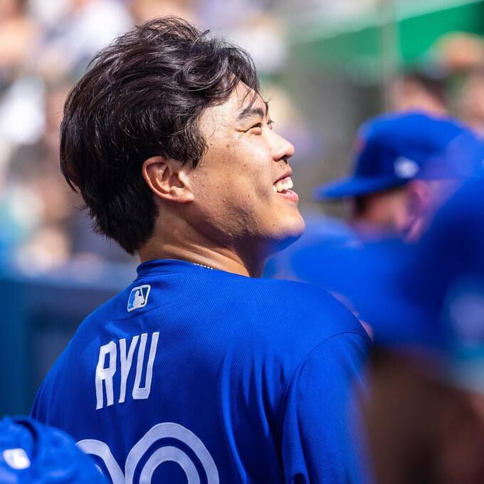 투구를 마친 류현진이 더그아웃에서 밝게 웃고 있다. 사진=토론토 블루제이스 SNS