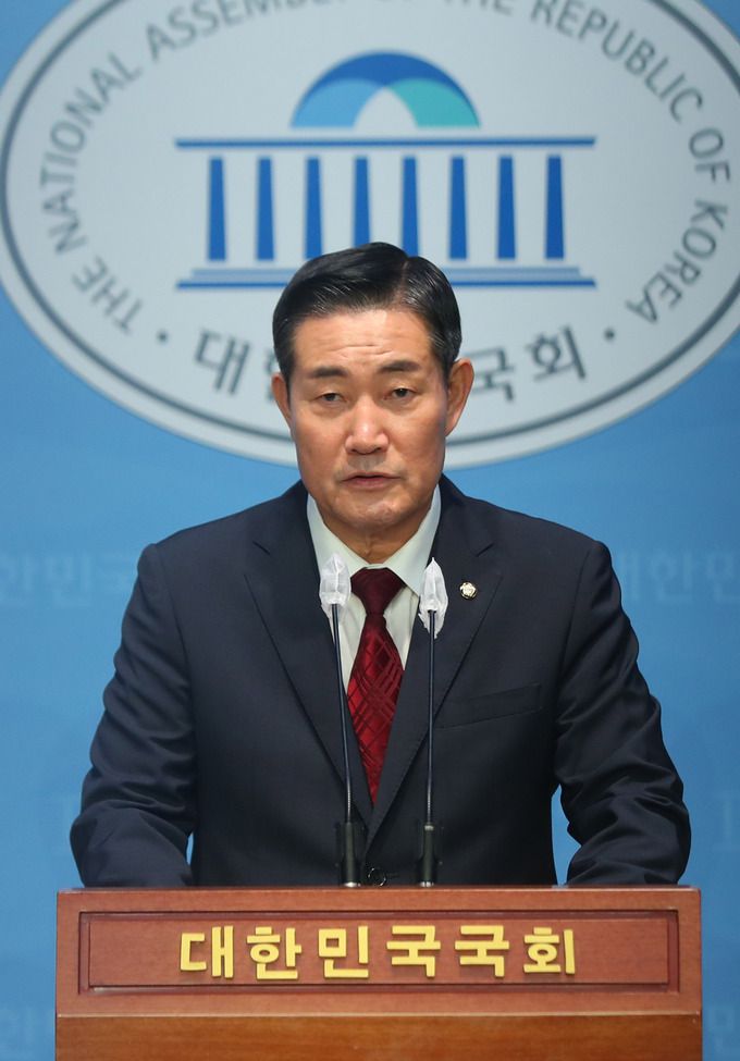 신원식 국민의힘 의원이 7월 9일 오후 서울 여의도 국회에서 '문재인 정권의 사드 정상화 방해 철저 조사'를 촉구하는 국민의힘 국회 국방위원 합동 기자회견문을 발표하고 있다. 뉴시스