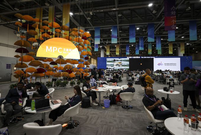 중국 항저우 아시안게임 메인미디어센터 내 메인프레스센터가 취재진들로 북적이고 있다. 사진=뉴시스