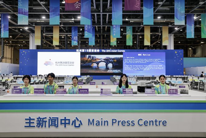 메인프레스센터에서 관계자들을 맞이하는 아시안게임 자원봉사자들. 사진=항저우아시안게임 조직위원회 제공