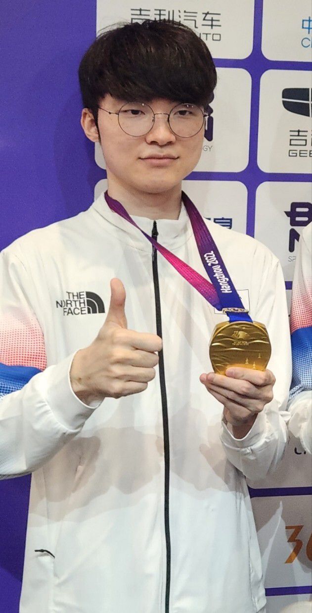 '페이커' 이상혁이 금메달을 목에 걸고 기념촬영 하고 있다. 사진=허행운 기자