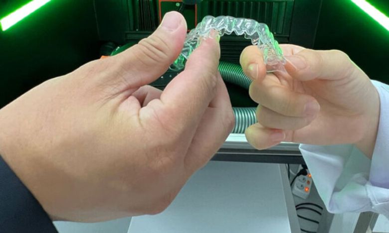 '매직얼라인'은 환자의 잇몸 라인에 따라 장치를 만들어져 장치 탈착이 우수하고 통증이 적다.