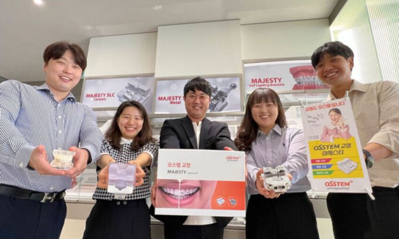 '마제스티' 제품을 들고 있는 오스템임플란트 교정연구소.