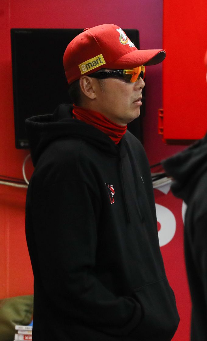 SSG 김원형 감독이 더그아웃에서 경기를 지켜보고 있다. 사진=뉴시스