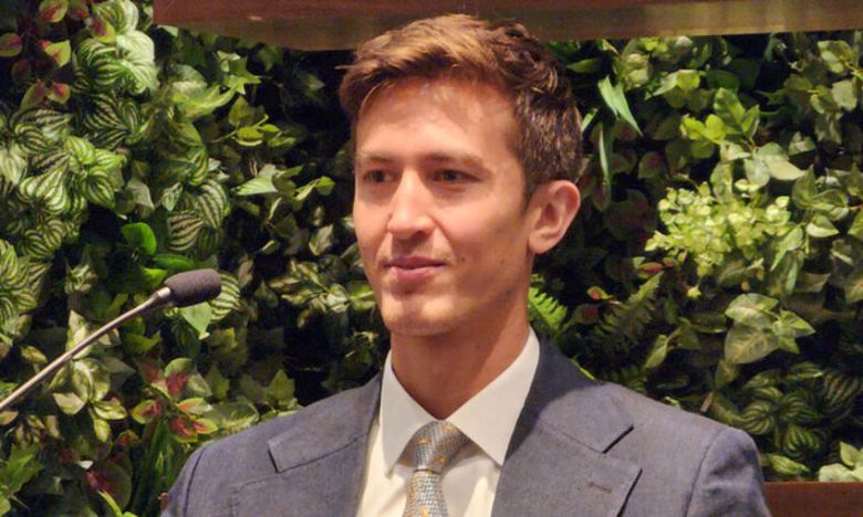 닉 버클리 우드 소더비 세일즈 디렉터가 이번 전시에 대해 소개하고 있다. 사진=정희원 기자