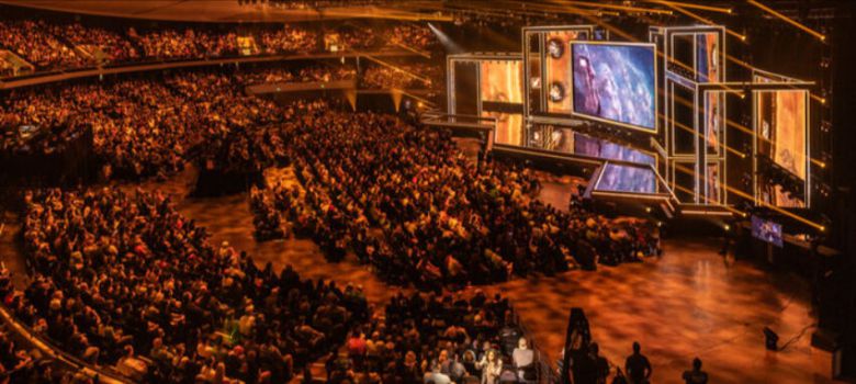 크리스 멧젠이 3종의 차기 와우 확장팩을 소개하자 블리저들이 집중해 경청하고 있다.