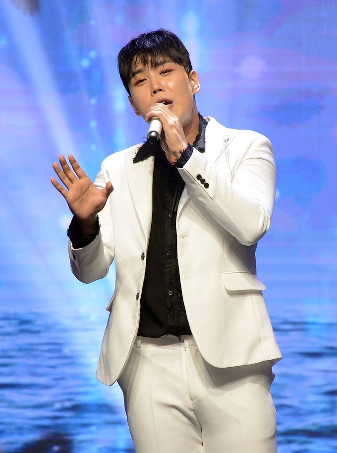 가수 고정우가 9일 이촌동 노들섬 라이브하우스에서 열린 세계비즈앤스포츠월드 창간18주년기념 '다문화가정돕기 희망Big콘서트&월드희망상 시상식'에서 열창하고 있다. 사진=김두홍 기자 kimdh@sportsworldi.com