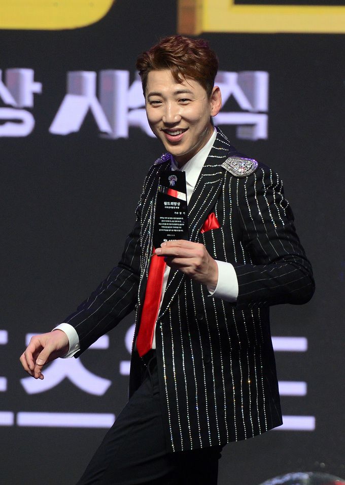 가수 영기(오른쪽)가 9일 이촌동 노들섬 라이브하우스에서 열린 세계비즈앤스포츠월드 창간18주년기념 '다문화가정돕기 희망Big콘서트&월드희망상 시상식'에서 월드희망상을 수상한 뒤 포즈를 취하고 있다. 사진=김두홍 기자 kimdh@sportsworldi.com