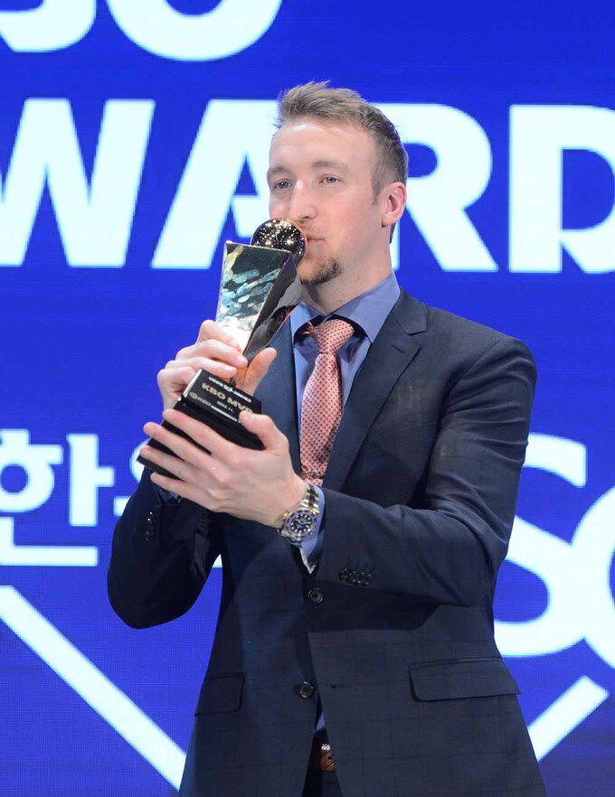 에릭 페디가 MVP 트로피에 입맞춤하고 있다. 사진=김두홍 기자