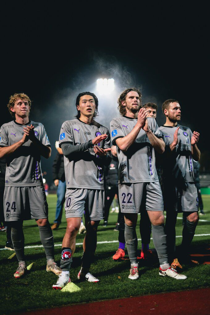 미트윌란 조규성(왼쪽에서 두 번째)이 경기 후 팬들에게 인사하고 있다. 사진=미트윌란 SNS