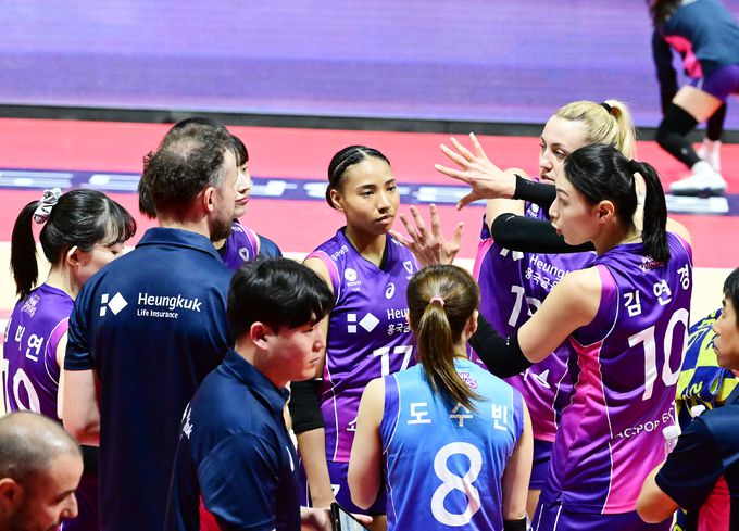 김연경이 작전타임 도중 팀원들에게 이야기를 전하고 있다. 사진=KOVO 제공