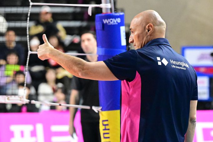 마르첼로 아본단자 감독이 엄지를 치켜세우고 있다. 사진=KOVO 제공