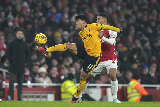 울버햄튼 황희찬(왼쪽)이 경합을 펼치고 있다. 사진=AP/뉴시스