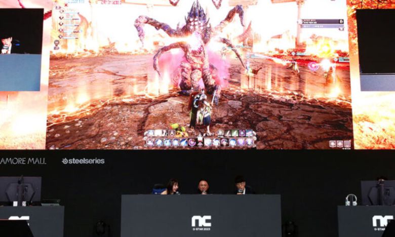 'TL' 개발을 총괄하는 안종옥 PD(하단 가운데)가 지스타 현장에서 TL 시연 장면을 설명하고 있다.