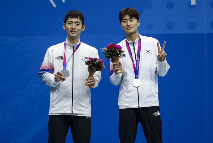 2022 항저우 아시안게임 배드민턴 남자 복식에서 은메달을 차지한 최솔규(왼쪽)와 김원호가 메달을 목에 걸고 포즈를 취하고 있다. 사진=뉴시스