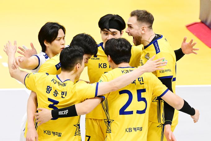 KB손해보험 선수단이 득점 후 기뻐하고 있다. 사진=KOVO 제공