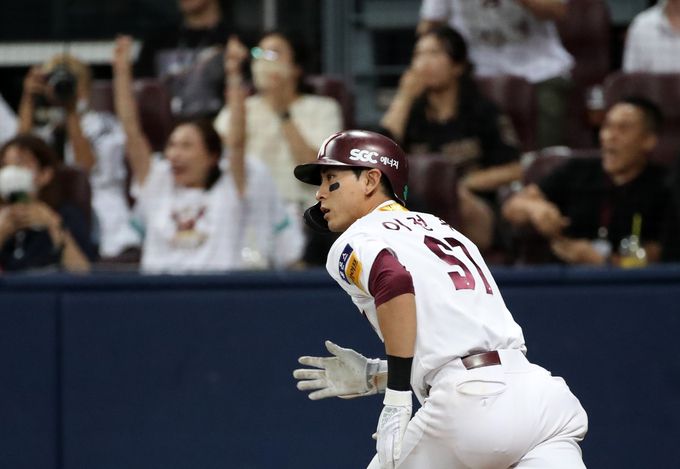 이정후가 안타를 때리며 출루하고 있다. 뉴시스