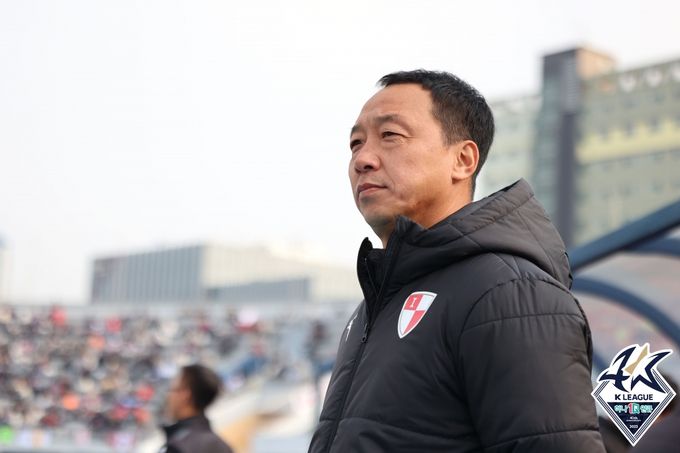 부산 아이파크 박진섭 감독이 경기를 준비하고 있다. 사진=한국프로축구연맹 제공
