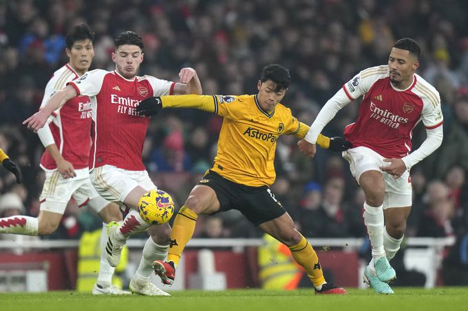 울버햄튼의 황희찬(가운데)이 경기 중 상대팀과 공을 다투고 있다. AP/뉴시스