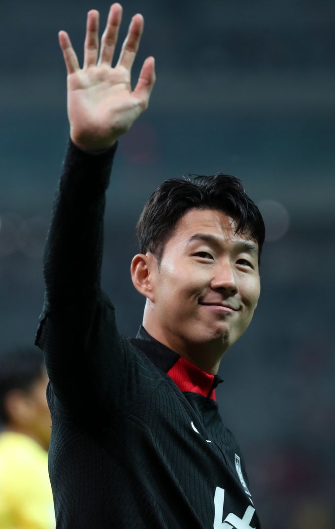 지난 10월 13일 서울 마포구 서울월드컵경기장에서 열린 하나은행 초청 축구 국가대표 평가전 대한민국과 튀니지의 경기에서 우승 후 손흥민이 관중들에게 인사하고 있다. 뉴시스