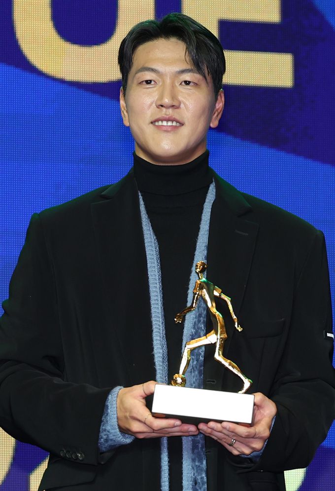 지난달 4일 서울 송파구 롯데호텔월드에서 열린 2023 하나원큐 K리그 대상 시상식에서 K리그1 MVP를 수상한 울산 현대 김영권이 포즈를 취하고 있다. 뉴시스