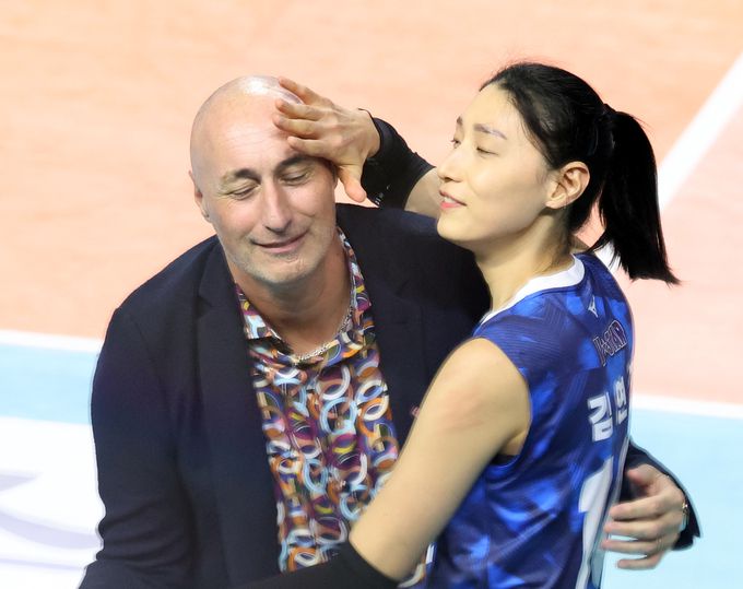 도드람 2023∼2024 V리그 올스타전에 나선 마르첼로 아본단자 감독(왼쪽)과 김연경이 댄스 세리머니를 펼치고 있다. 사진=뉴시스