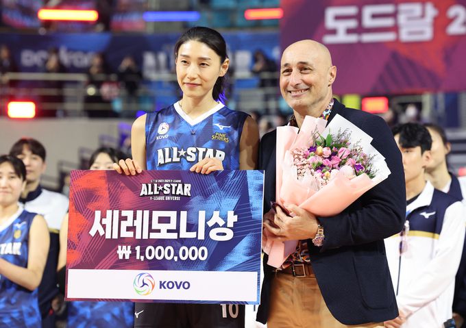 도드람 2023~2024 V-리그 올스타전 세레머니 상을 수상한 김연경(왼쪽)이 마르첼로 아본단자 감독과 기념촬영을 하고 있다. 사진=뉴시스
