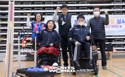 강순혜 보조선수, 변자영선수, 사영태 감독, 원석법선수, 허홍석 활동지원사(왼쪽부터)가 기념촬영을 하고 있다.