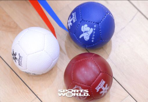 기구를 이용해 공의 거리를 측정하고 있다.