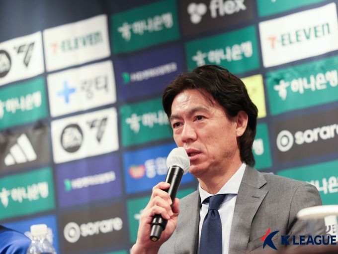 울산 HD 홍명보 감독이 취재진의 질문에 답하고 있다. 사진=한국프로축구연맹 제공