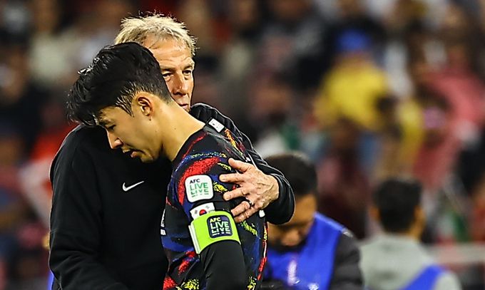 축구 대표팀 위르겐 클린스만 감독이 손흥민을 위로하고 있다. 사진=뉴시스