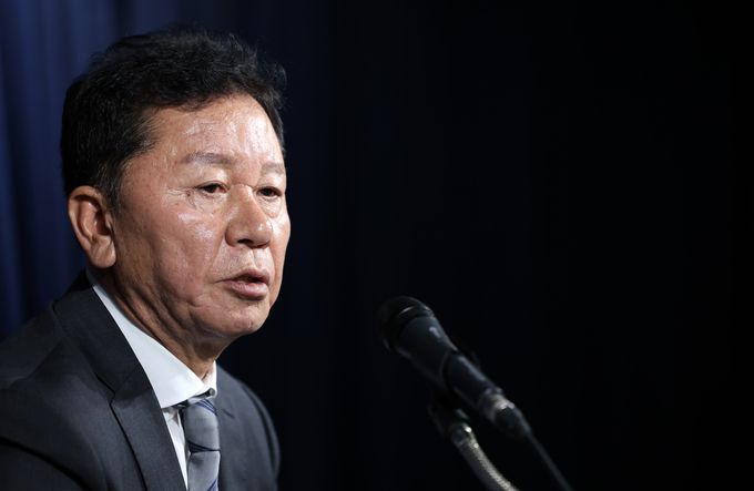 정해성 대한축구협회 전력강화위원장이 취재진의 질문에 답하고 있다. 사진=뉴시스