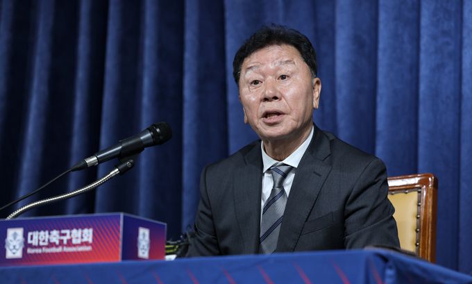 정해성 대한축구협회 전력강화위원장이 취재진의 질문에 답하고 있다. 사진=뉴시스