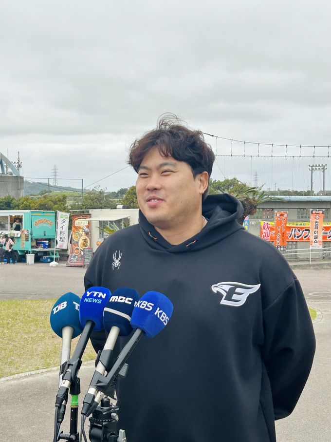 25일 스프링캠프지에서 오전 훈련을 마친 후 취재진과 인터뷰를 하고 있는 류현진. 주형연 기자