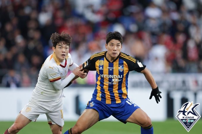 울산 HD 주민규(오른쪽)와 포항 스틸러스 신광훈이 경합을 펼치고 있다. 사진=한국프로축구연맹 제공