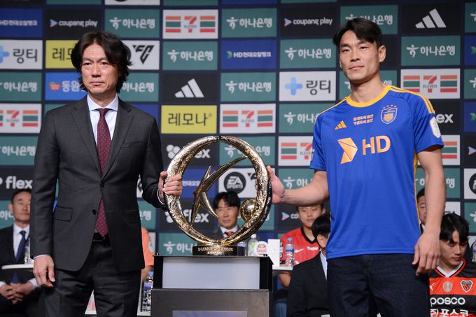 울산 HD 홍명보 감독이 김기희와 포즈를 취하고 있다. 사진=김두홍 기자