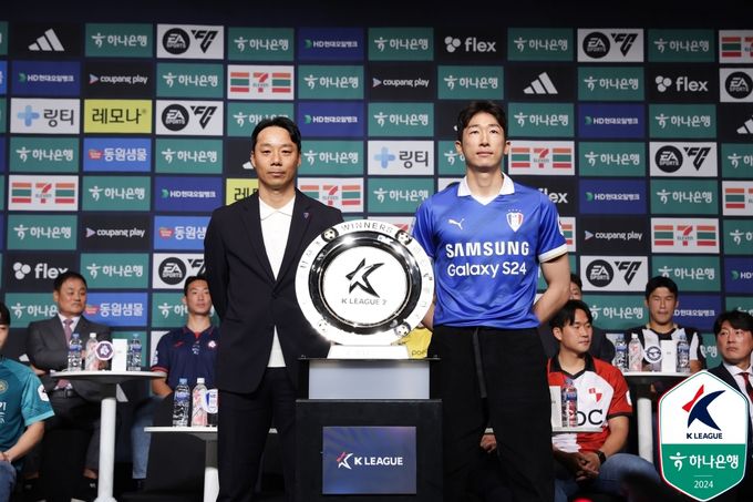 수원 삼성 염기훈 감독과 양형모가 포즈를 취하고 있다. 사진=한국프로축구연맹 제공