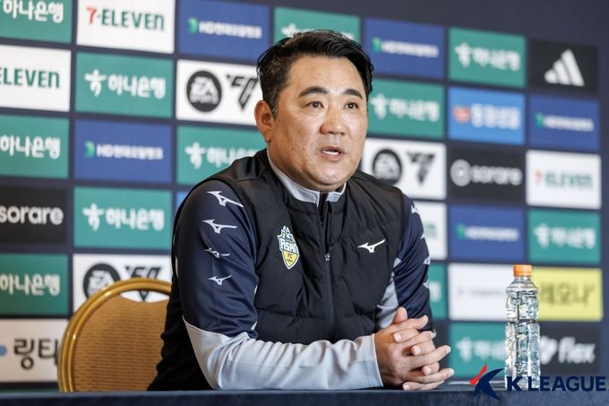 충남아산 김현석 감독이 취재진의 질문에 답하고 있다. 사진=한국프로축구연맹 제공