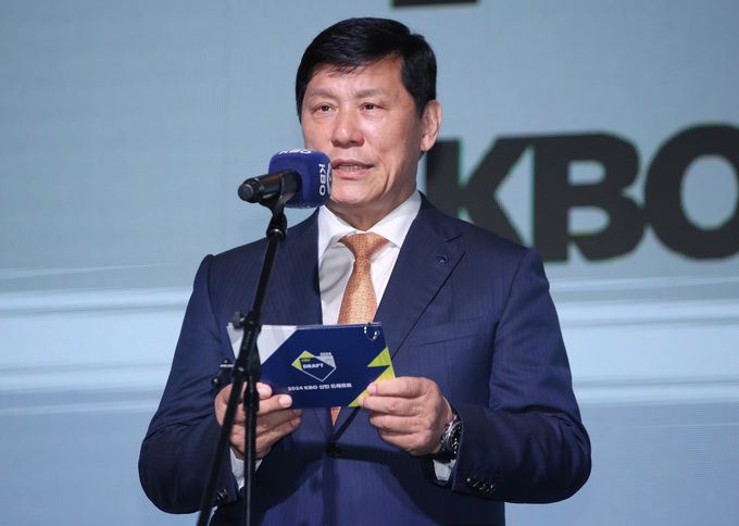 KBO 허구연 총재가 지난 2024 KBO 신인드래프트 행사에 참석해 인사말하고 있다. 사진=뉴시스