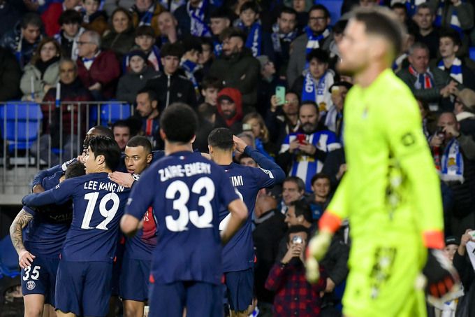 이강인이 PSG 동료들과 작전회의를 하고 있다. AP/뉴시스