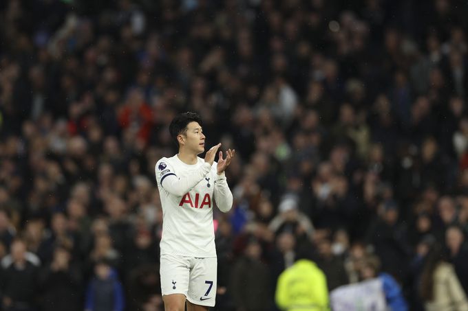 토트넘 홋스퍼 손흥민이 팬들에게 인사하고 있다. 사진=AP/뉴시스