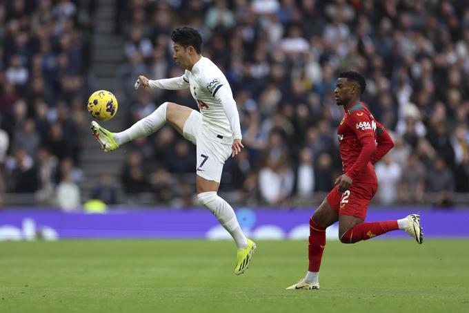 토트넘 홋스퍼 손흥민(왼쪽)이 경합을 펼치고 있다. 사진=AP/뉴시스