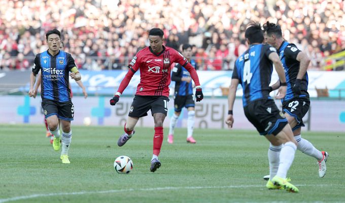 10일 서울 마포구 서울월드컵경기장에서 열린 2024 K리그1 FC서울과 인천 유나이티드의 경기, 서울 린가드가 골대를 향해 드리블을 하고 있다. 뉴시스