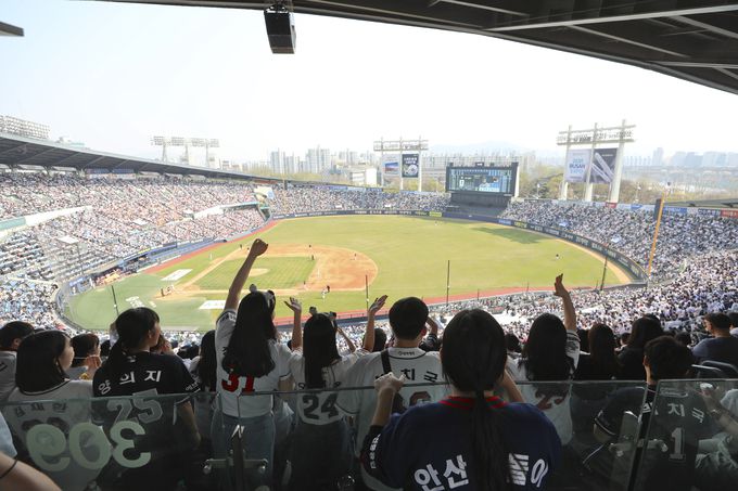 잠실야구장에 들어찬 야구팬들이 열띤 응원을 보내고 있다. 사진=뉴시스