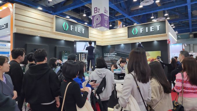 인모션 시연이 시작되자 많은 참관객이 피에트 부스에 주목하고 있다. 사진=정희원 기자