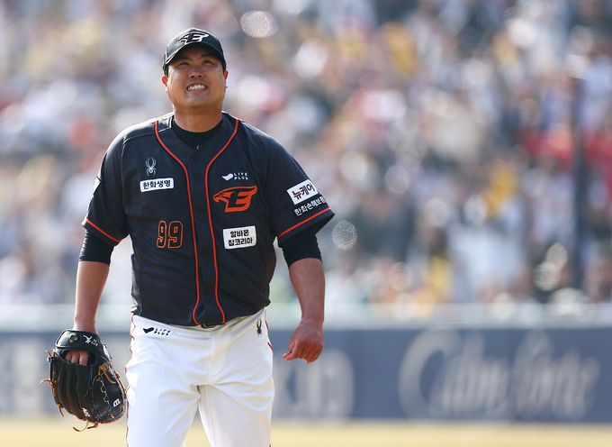 한화 류현진이 안타를 허용하고 허탈한 웃음을 짓고 있다. 사진=뉴시스