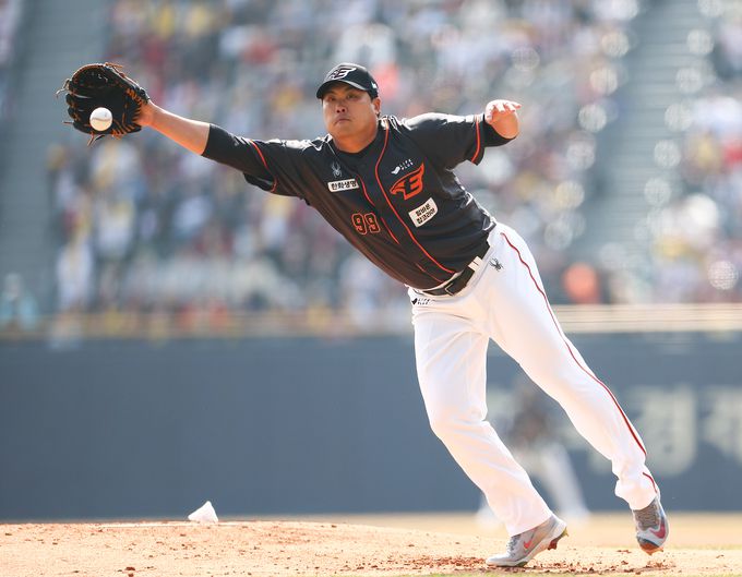 한화 류현진이 타구를 잡기 위해 팔을 뻗고 있다. 사진=뉴시스